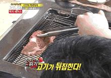 搞笑gif防火防盗防闺蜜果然没错,爆笑gif这就是女汉子开瓶盖的方式