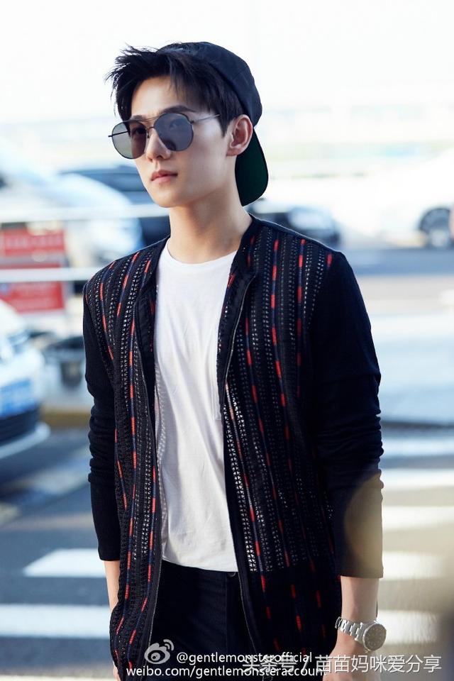 李小璐最新自拍照片,李小璐晒自拍美照镜头电眼妆容