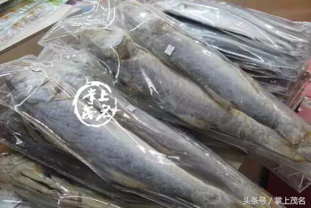 他说，要买点茂名特产回家拜年