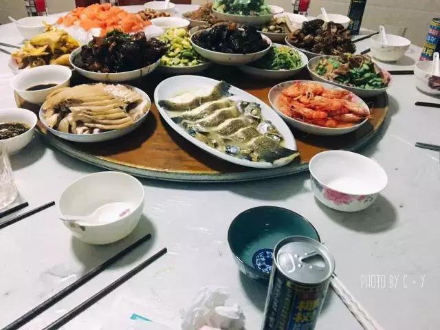 千里奔波只为一年一顿的年夜饭,记忆中的年夜饭人间至味是团圆