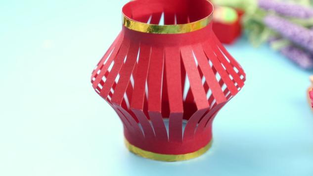 一张纸就能做好灯笼很简单的,用彩纸做灯笼的最简单方法