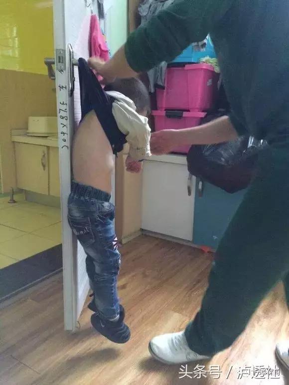 泸州某幼儿园将两名幼儿挂门上老师:开玩笑