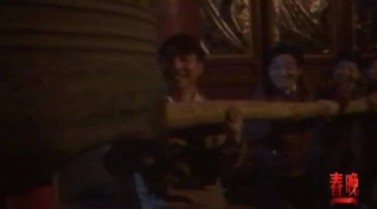 妈呀，我可能看了假的春晚