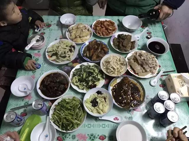 千里奔波只为一年一顿的年夜饭,记忆中的年夜饭人间至味是团圆