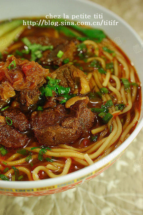 如何制作好吃的牛腩面,四川正宗红烧牛腩面做法