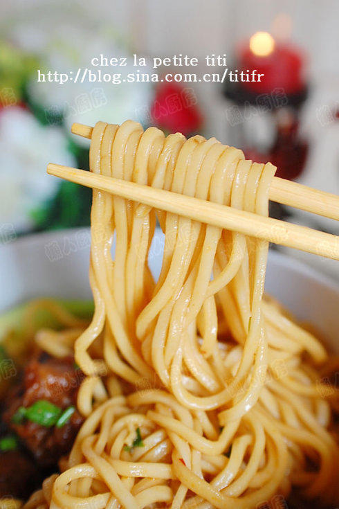 如何制作好吃的牛腩面,四川正宗红烧牛腩面做法