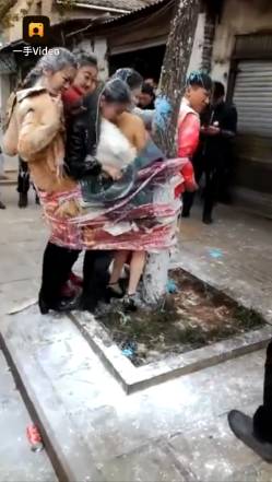 闹婚又来了!昭通新婚夫妻伴郎伴娘被捆树上伴娘脱衣挣脱
