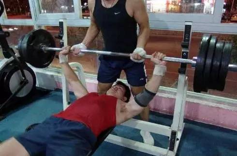 怎么使胸肌变大,为什么练胸肌感觉胸肌没变大