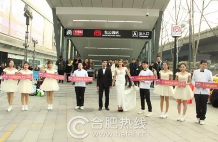 2.14万达茂惊现外国友人现场求婚浪漫相约幸福茂不停