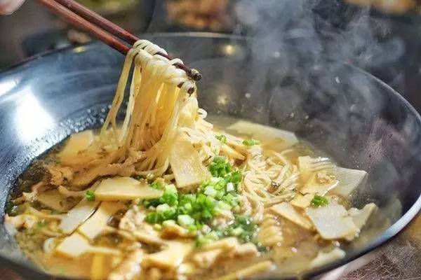 赵雷的歌曲成都在哪里火的,赵雷唱红了成都