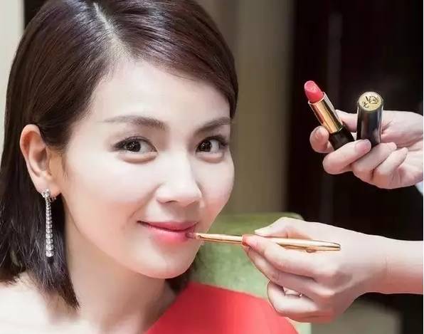 杭州-3℃，西湖边却开出了10000朵鲜花墙，只为让你度过一个史上最最少女心的情人节……