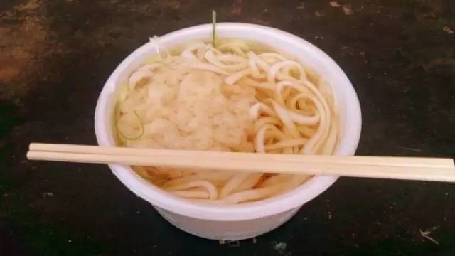 日本最破旧的自动贩卖机，只卖两种面条，却温暖了40万人的胃