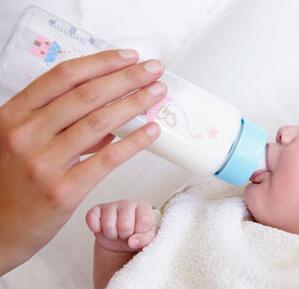 母乳加奶粉混合喂养,新生儿奶粉喂养的正确方法