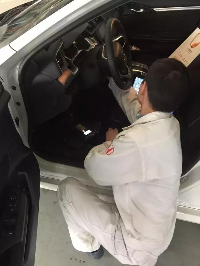 思域第十代上牌视频,本田10代思域副驾驶obd接口在哪里