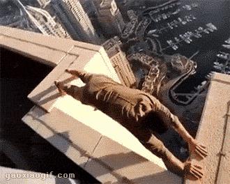 看外国人是怎么骑摩托车的,外国人楼顶平衡车