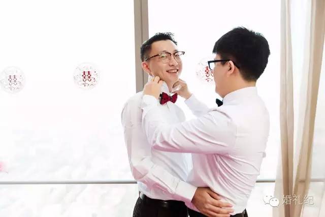 新郎怎么跟伴郎互动,新郎伴郎合影互动