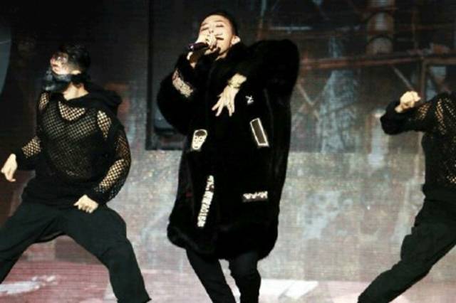 黑貂权志龙,权志龙穿黑貂演唱会