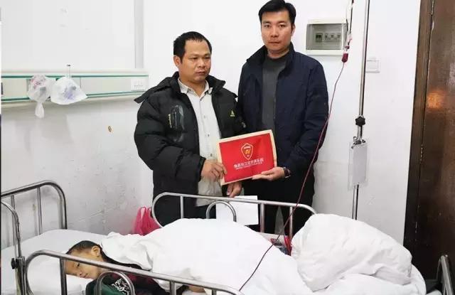 公益行梅县铁汉足球俱乐部为“小洋”献爱心