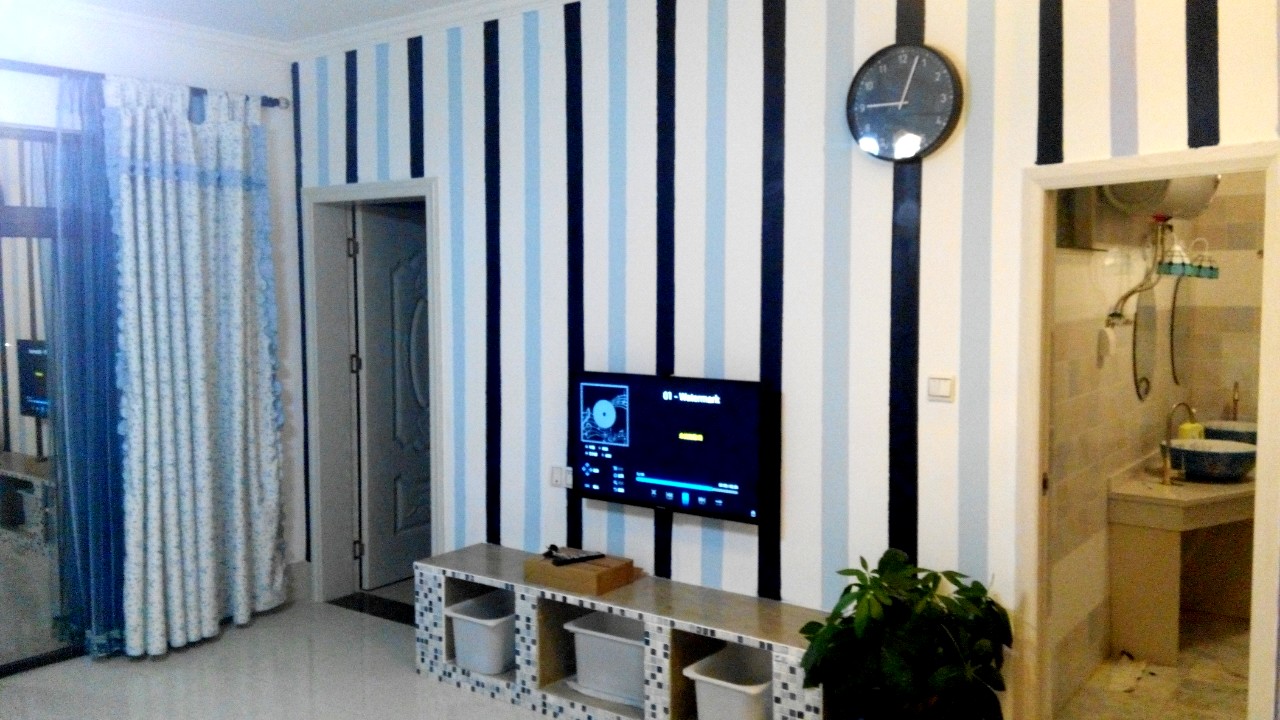 第一套房子花了很多心思，客厅很实在，朋友却说背景墙太花了