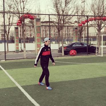 鹿晗最新踢足球视频,鹿晗踢足球打比赛奔跑吧