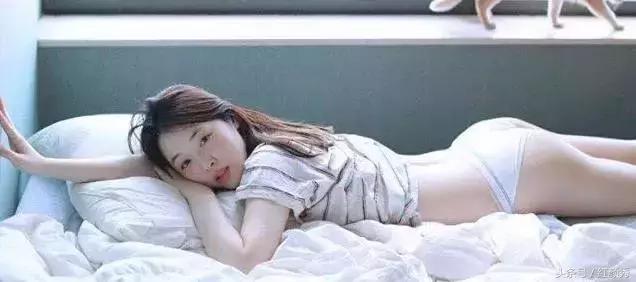 崔雪莉黑裙红唇,崔雪莉粉色蕾丝长裙