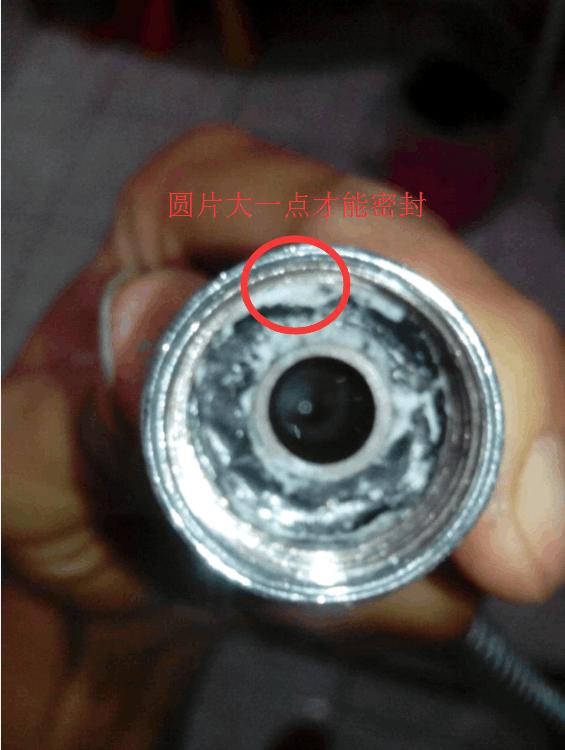 花洒墙里接头漏水解决方法,顶部花洒漏水教你一招轻松修好