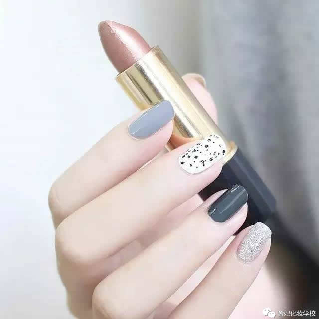 一不小心就让你怦然心动的：22款精致美甲