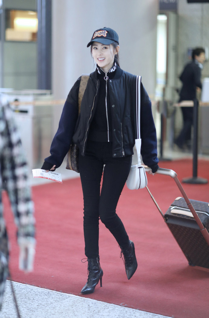 张天爱鳄鱼与牙签鸟长腿,万人迷的长腿美女张天爱