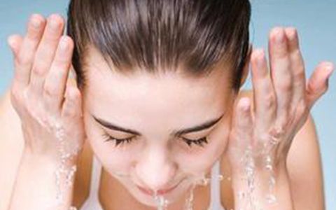 脸上毛孔大怎么收缩,脸上皮肤毛孔打开了怎么护肤