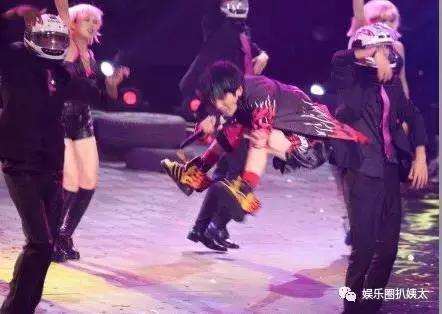 张杰下腰歌唱,张杰大张伟开场舞