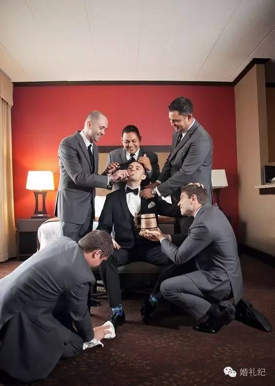 新郎怎么跟伴郎互动,新郎伴郎合影互动