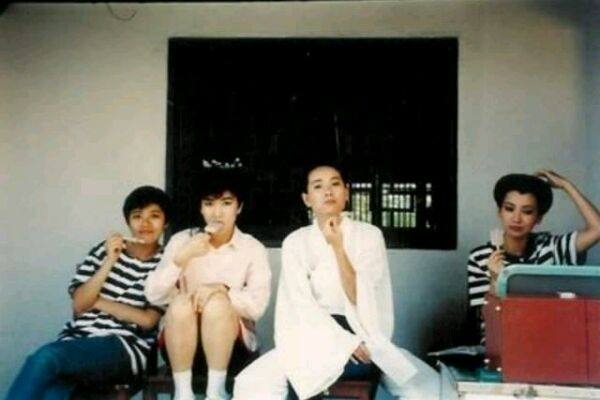 25张好莱坞名人青涩照,明星希拉里惊艳的照片