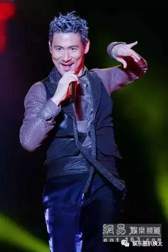 张杰下腰歌唱,张杰大张伟开场舞