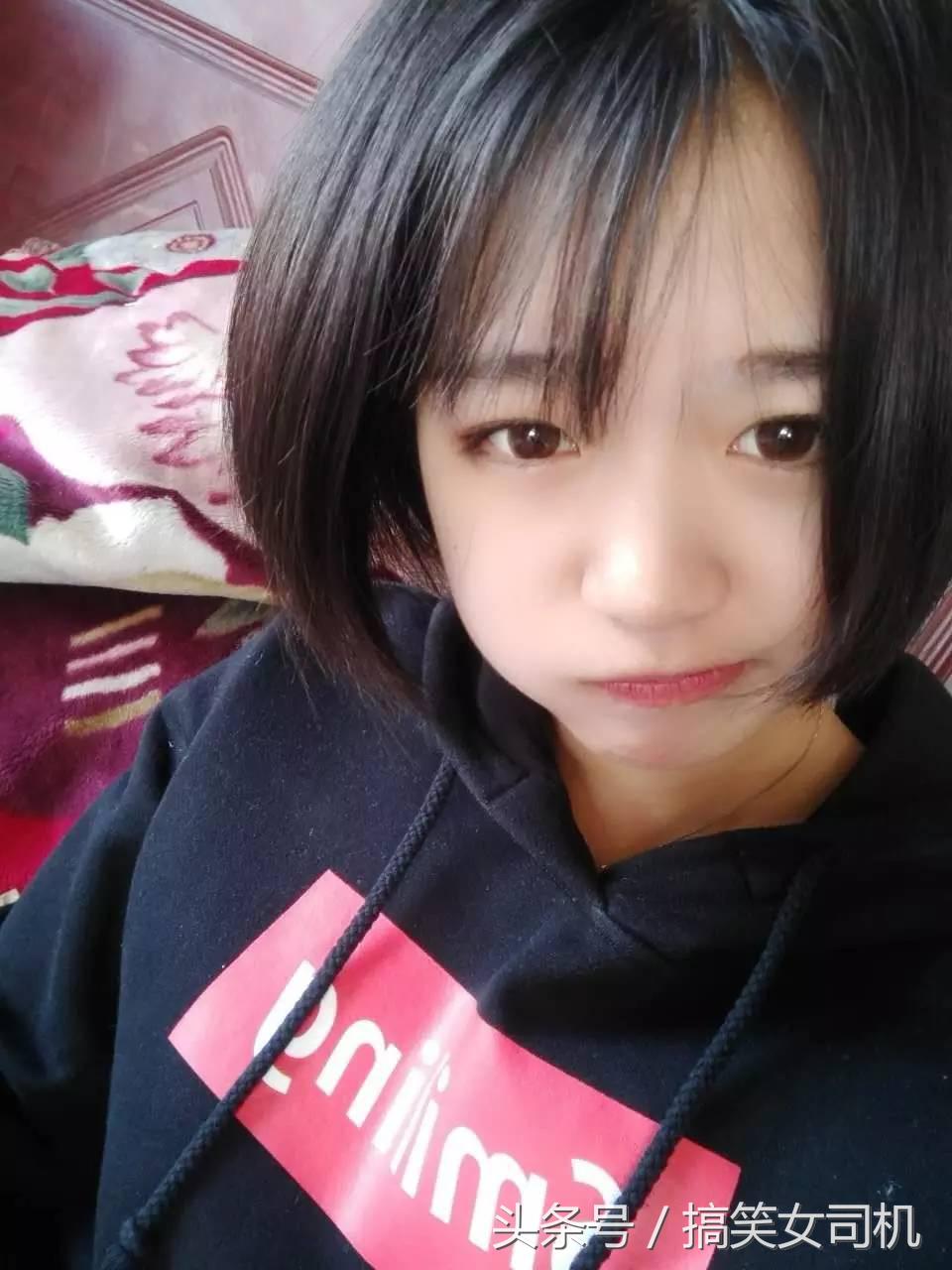 女生的嘴是撅着的,姑娘的嘴