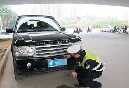 车牌必须有4个固封螺丝吗,车牌只有2个固封螺丝