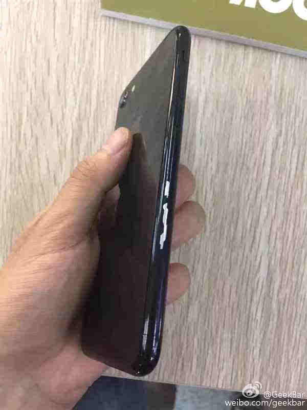 iPhone自动关机之后，磨砂黑又出现大面积掉漆现象