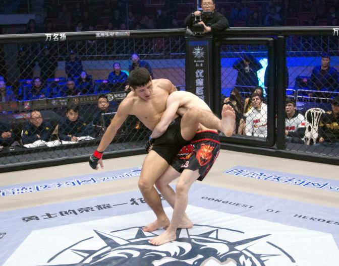 日本裁判忍辱负重把日本选手踢飞,日本选手挑衅裁判被暴揍