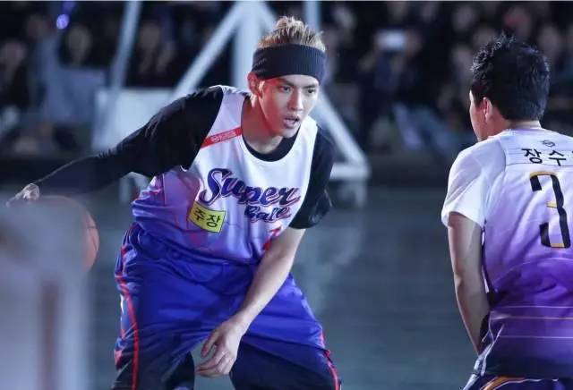 打篮球和踢球哪个比较累,打篮球比踢球还累吗