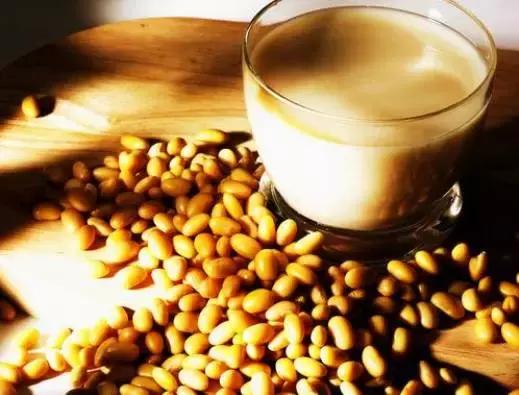 空腹到底能不能喝奶粉,清晨空腹喝豆浆的功效