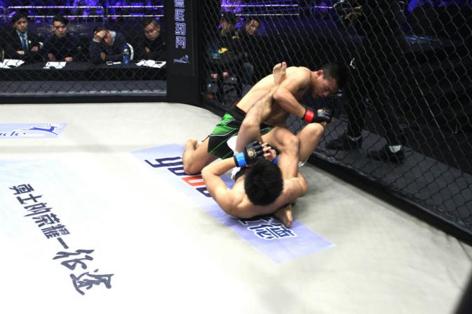 日本裁判忍辱负重把日本选手踢飞,日本选手挑衅裁判被暴揍