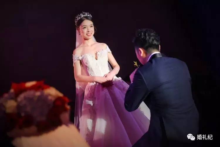 太瘦婚纱撑不起来?她们试完10家店,发现这3个款式最遮骨头