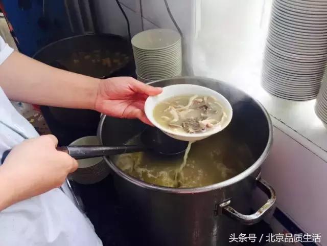 一天1万个都不够，这个北京爷们用40年创造了麻酱烧饼的传奇！