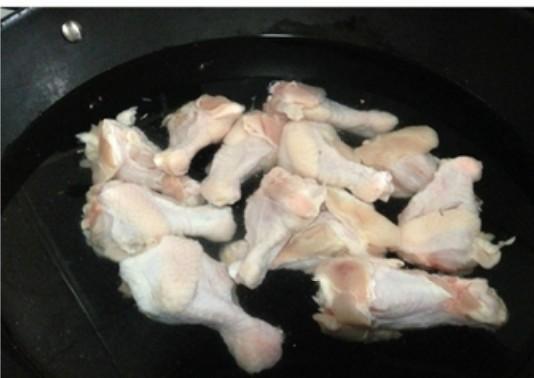 晚餐攻略：今天晚上给孩子开开荤，土豆烧鸡翅根，一盘下肚满足