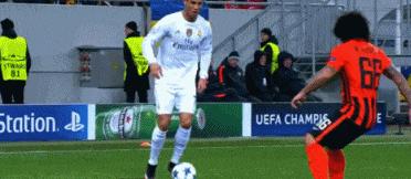 盘点足球比赛上的精彩瞬间,足球比赛中那些震撼人心的瞬间