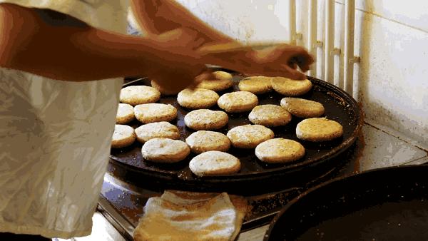 一天1万个都不够,这个北京爷们用40年创造了麻酱烧饼的传奇!