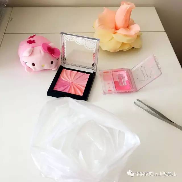 兰蔻玫瑰高光抢不到,我自己做了个花瓣腮红过过瘾