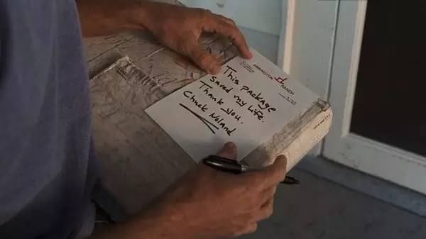 一个排球给他活下去的力量：《荒岛余生》未拆的包裹是什么