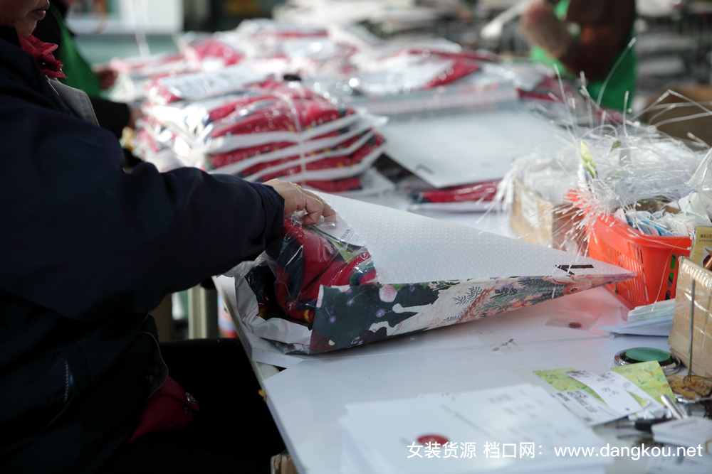 一件衣服是如何从无到有，最后到你手中