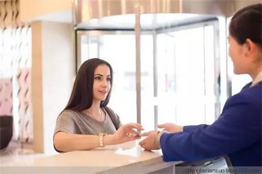 分析酒店运营的过程,酒店应该对员工怎么样