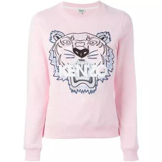 这个从不摘墨镜的酷女孩，竟然把粉红色穿得这么好看！